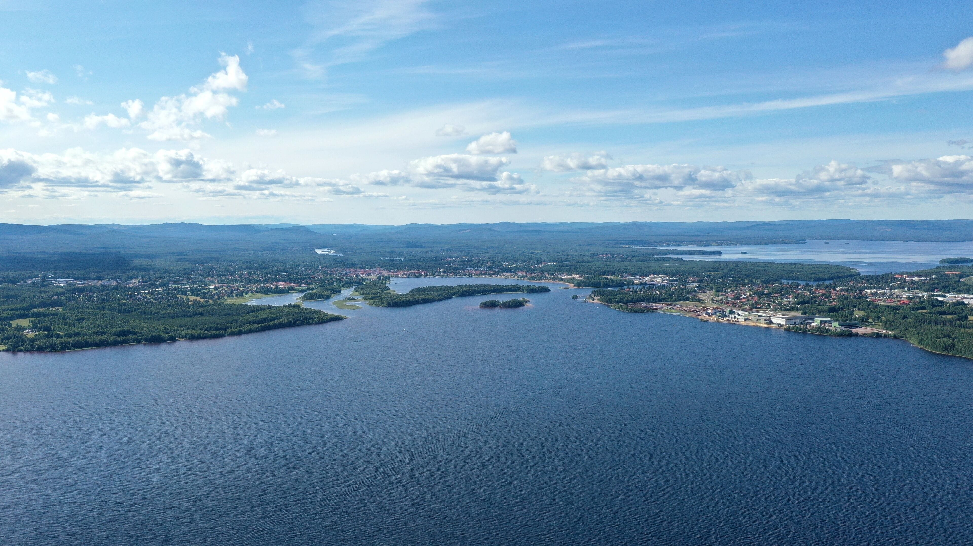 Survol du lac Siljan en Suède entre Rattvik et Mora