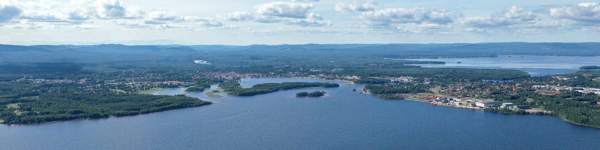 Survol du lac Siljan en Suède entre Rattvik et Mora