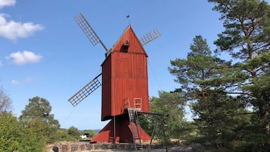 Furusund mill is a windmill located at Kvarnberget in Furusund in the Blidö parish in Norrtälje municipality, Stockholm County. The mill was probably built in 1722 and was renovated in 1960 and 2009.
During a thorough renovation and reconstruction 1960-1961 Hammers was rebuilt and the mill was restored to its original condition. The mill was revived in 1961 under the influence of, among others, Evert Taube. In 1985, the mill was reminiscent of being "extremely strange", with the reason that in the archipelago of Stockholm only a few postpegs remain, which can preserve the memory of the days of construction. After a long period of maturity, the County Administrative Board in Stockholm County demanded a refurbishment of the mill which was carried out in late 2009.
