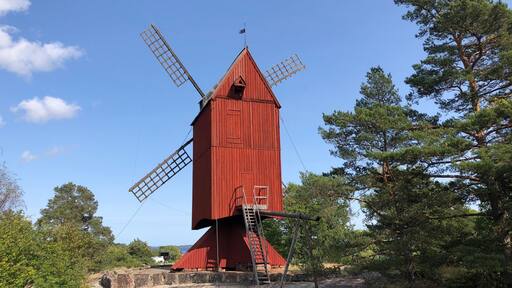 Furusund mill is a windmill located at Kvarnberget in Furusund in the Blidö parish in Norrtälje municipality, Stockholm County. The mill was probably built in 1722 and was renovated in 1960 and 2009.
During a thorough renovation and reconstruction 1960-1961 Hammers was rebuilt and the mill was restored to its original condition. The mill was revived in 1961 under the influence of, among others, Evert Taube. In 1985, the mill was reminiscent of being "extremely strange", with the reason that in the archipelago of Stockholm only a few postpegs remain, which can preserve the memory of the days of construction. After a long period of maturity, the County Administrative Board in Stockholm County demanded a refurbishment of the mill which was carried out in late 2009.