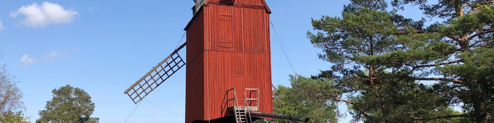Furusund mill is a windmill located at Kvarnberget in Furusund in the Blidö parish in Norrtälje municipality, Stockholm County. The mill was probably built in 1722 and was renovated in 1960 and 2009.
During a thorough renovation and reconstruction 1960-1961 Hammers was rebuilt and the mill was restored to its original condition.  The mill was revived in 1961 under the influence of, among others, Evert Taube. In 1985, the mill was reminiscent of being "extremely strange", with the reason that in the archipelago of Stockholm only a few postpegs remain, which can preserve the memory of the days of construction. After a long period of maturity, the County Administrative Board in Stockholm County demanded a refurbishment of the mill which was carried out in late 2009.