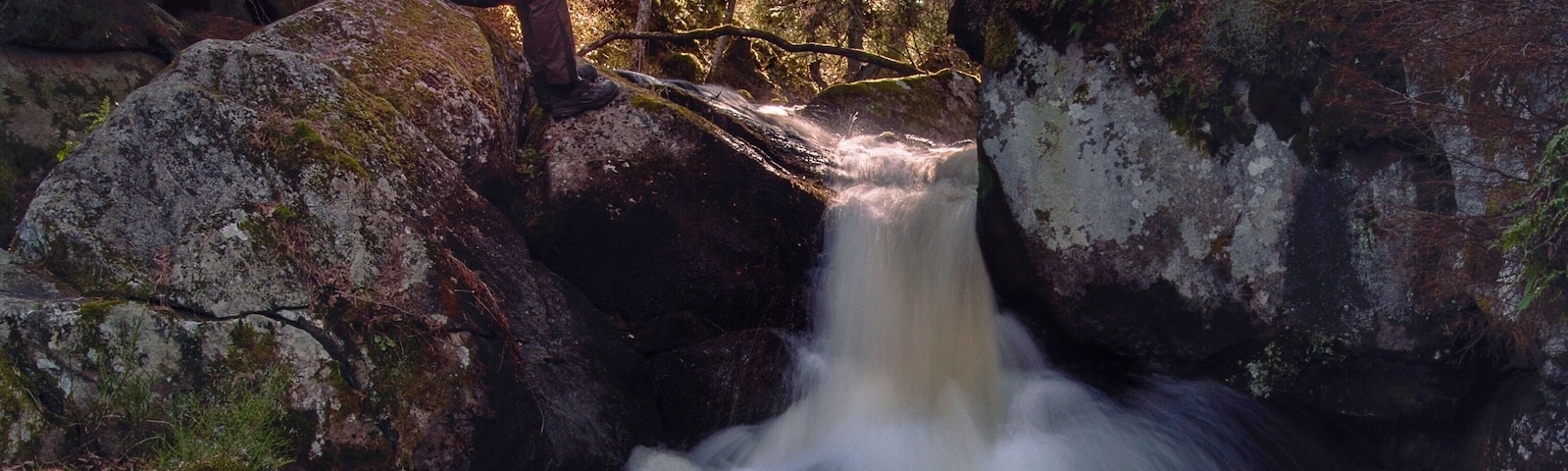 A beautiful place for hiking, picknicks or relaxing. Not many turist and lots of hiking possibilities. You will find Rävafallet 50 km north of Jönköping, close to Hökensås nature reserve. There is a area for camp fire at the bottom of the waterfall.