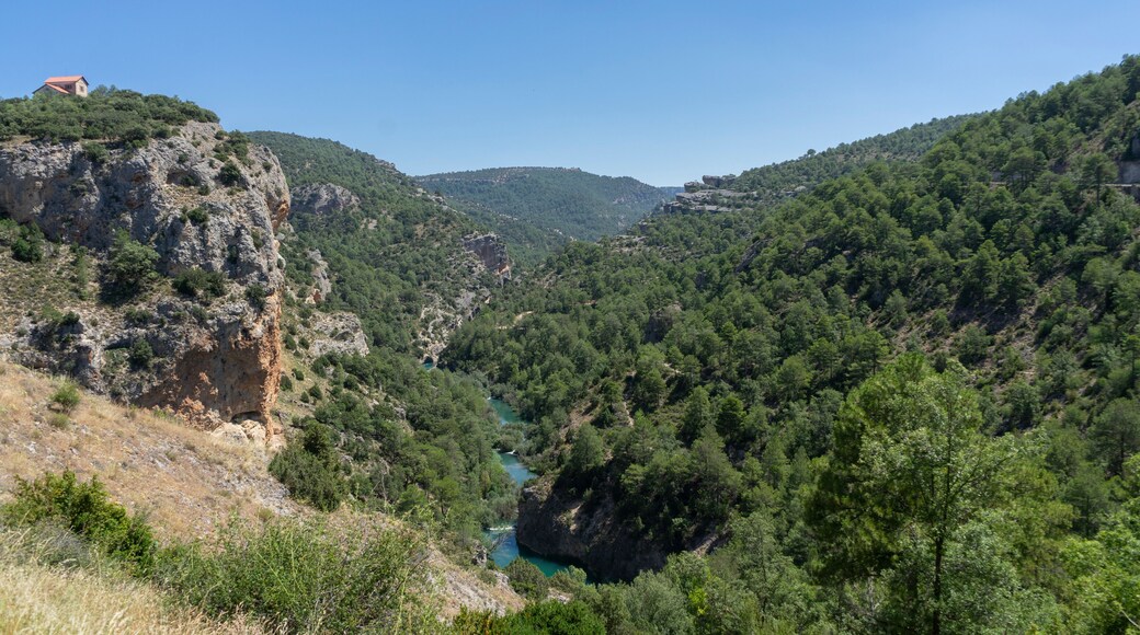 Viewpoint and photo taken from the Ventano del Diablo, Cuenca. There we can see various mountains with lots of vegetation and green trees