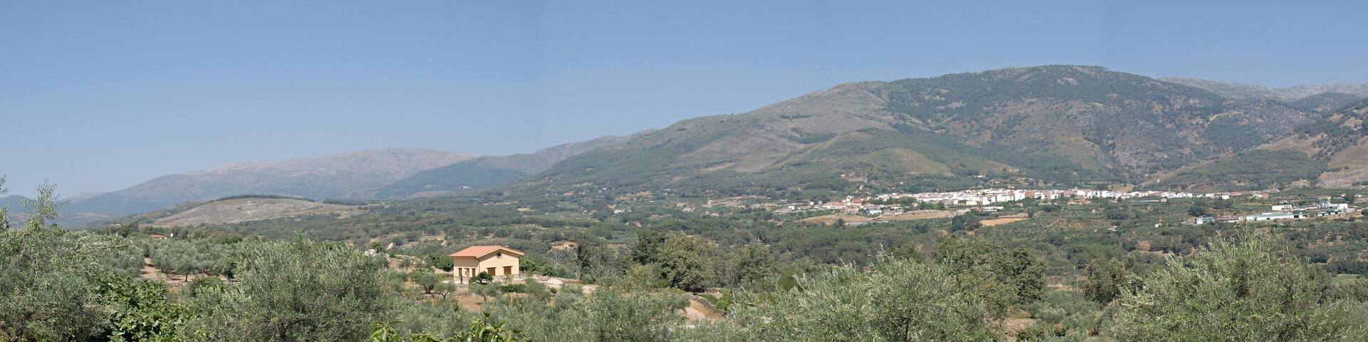 'Losar de la Vera (Cáceres, España) desde Robledillo de la Vera. 29-agosto-2008.