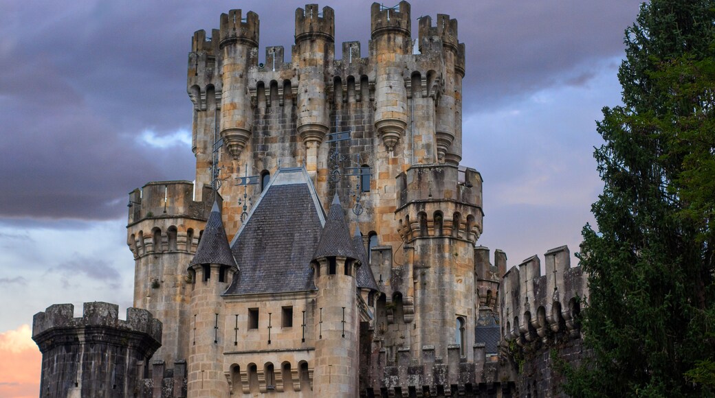 Un castillo histórico con múltiples torres y ventanas arqueadas.