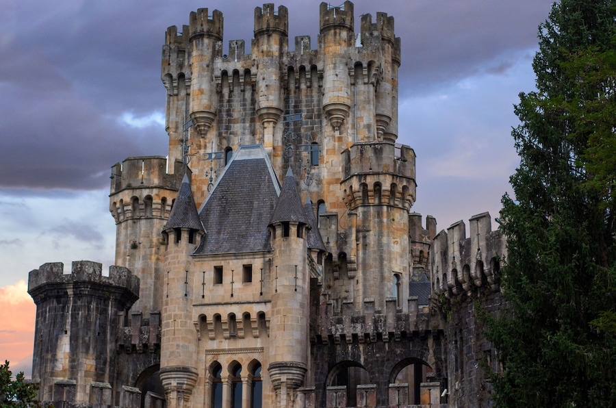 Un castillo histórico con múltiples torres y ventanas arqueadas.