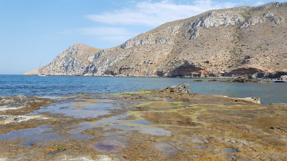 Vista de Cabo Cope desde la Playa de Cope en la cual se pueden observar los distintos acantilados que hacen de esa playa una zona escarpada y rocosa.