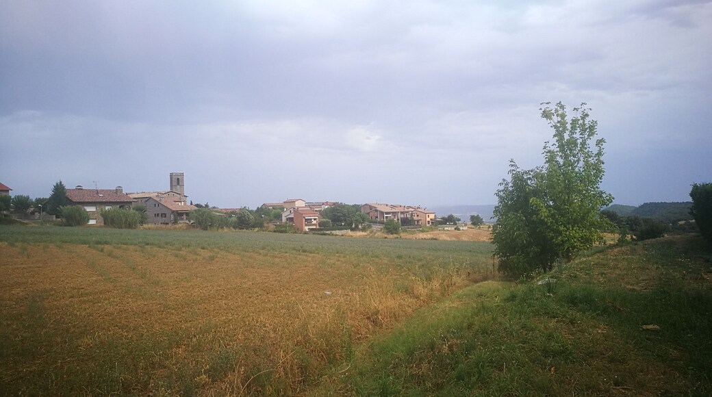 avià amb l'església des de la piscina