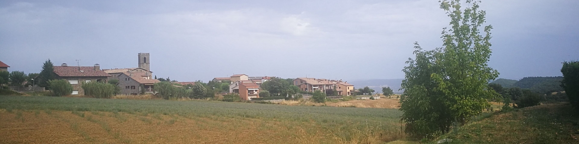 avià amb l'església des de la piscina