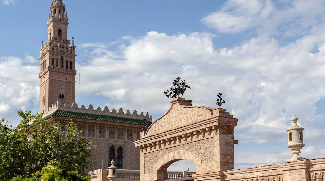 Un edifici històric amb una torre destacada, un arc ornamentat i una espiga decorativa.