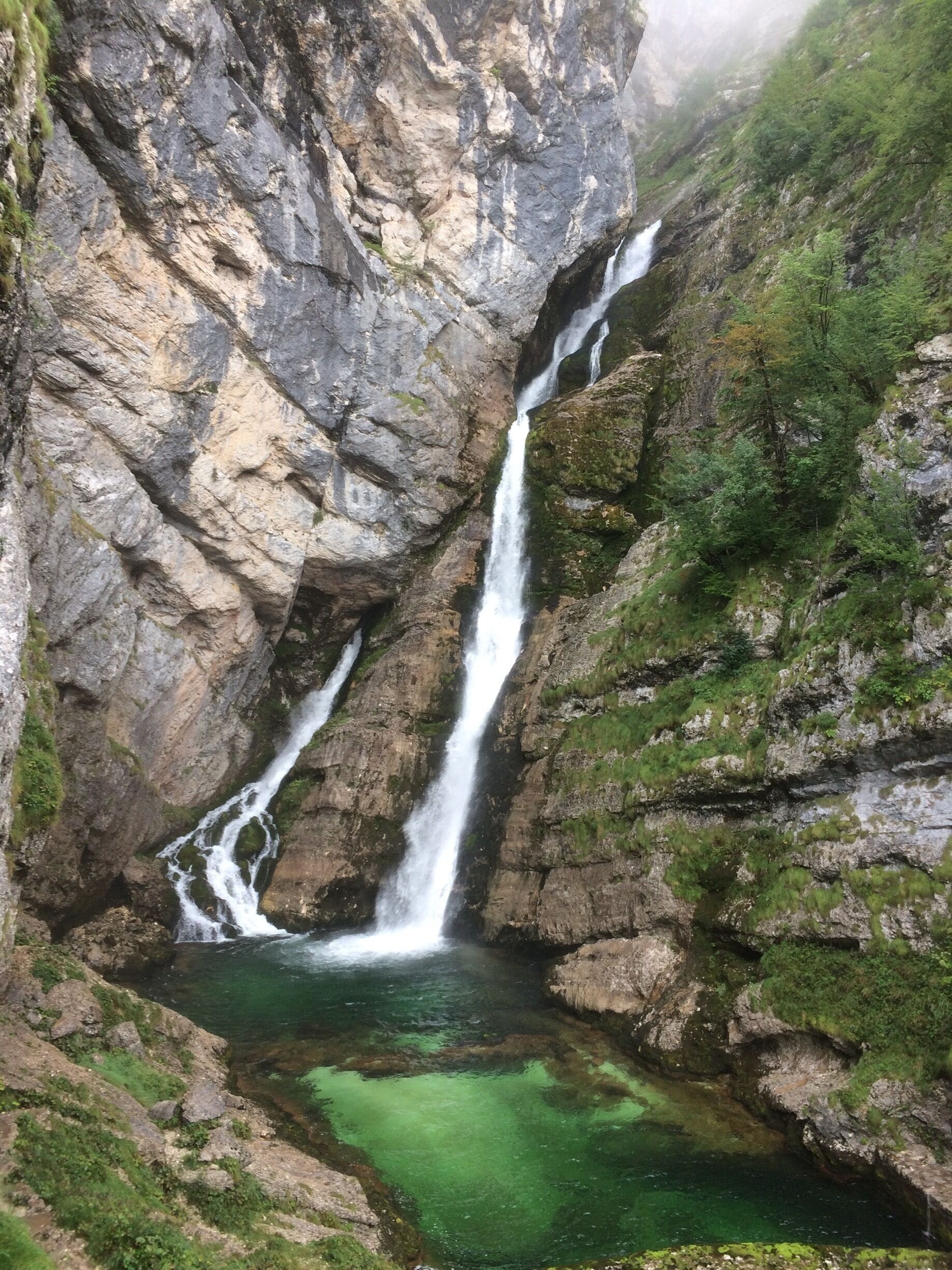 #takeaHike to Savica falls Slovenia 🇸🇮.It is very unique among world waterfalls – its watercourse is divided into two parts in the hidden undergrounds. The famous A-shaped waterfall normally comes into sight at an altitude of 836 m and is 78 m high.
It is fed by the waters from the Valley of the Triglav Lakes and Pršivec that flow to it through a horizontal cave tunnel. 