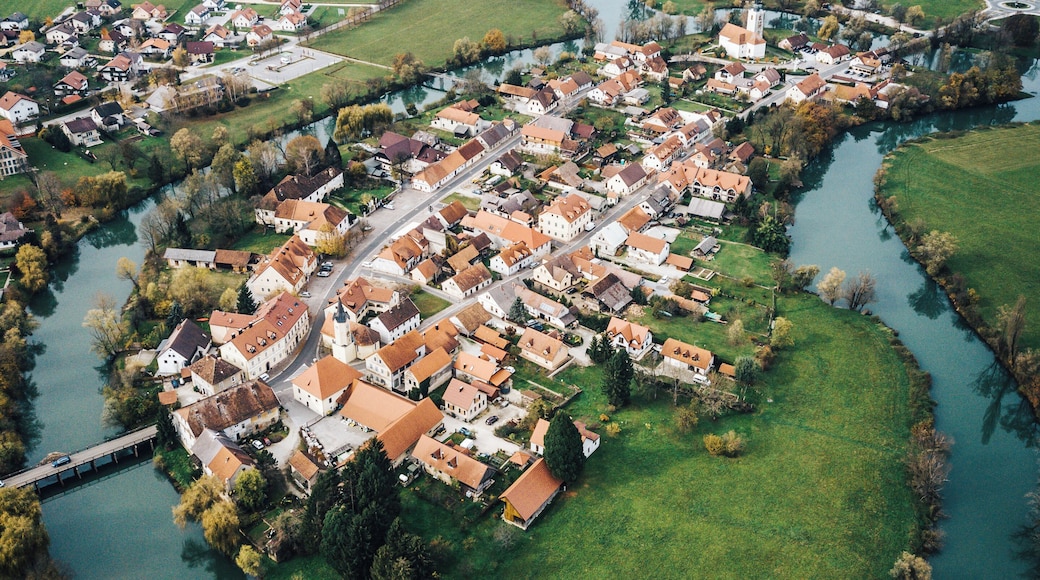 The beauty of rivers and villages.
Lovely composition.
#slovenia #rivers #places #villages #archtecture
Make sure you follow me on:
https://www.facebook.com/ShotByCanipel/
https://www.instagram.com/canipel/