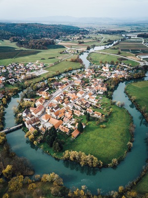 The beauty of rivers and villages.
Lovely composition.
#slovenia #rivers #places #villages #archtecture
Make sure you follow me on:
https://www.facebook.com/ShotByCanipel/
https://www.instagram.com/canipel/