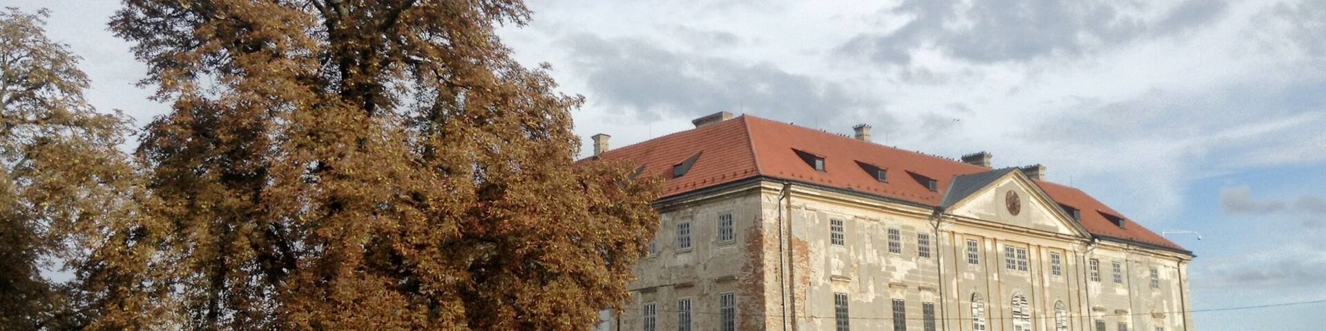 The original Holíč Castle was constructed in the 11th century, although has been rebuilt and reconstructed several times. It occupied a strategic location between the Moravian and Hungarian empires, and after conversion into a fortress, was important in defending against the Ottoman Empire. It later became a summer residence for the Habsburg family.
It's undergoing a slow process of restoration, and was opened to the public in 2007. There are several rooms belonging to the municipal museum. The fortress site, which is surrounded by water, is quite large and makes for a pleasant walk.