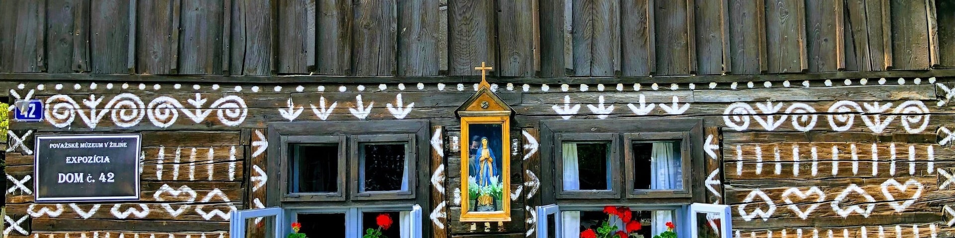 Čičmany, Slovakia
Slovak village untouched by time where buildings are painted like white lace.
#slovakia #čičmany #coloredlife #followingthecompass