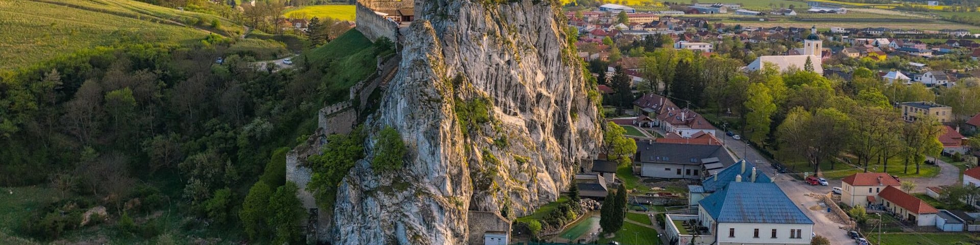 The castle stands on a hill on the left bank of the Vag river in the village of Betzkov
The castle was first mentioned in the chronicle of the XII century. In the 13th century, a stone castle was built on the site of the original wooden castle. In the XIV-XV centuries, the castle was rebuilt by the owners, the Stibor family, one of the most influential families of Hungary. In the XVI century, due to the constant danger of Turkish raids, the fortifications of the castle were strengthened. In the XVII century, the castle lost its significance. In 1727, a fire broke out and the castle was abandoned by the owners.