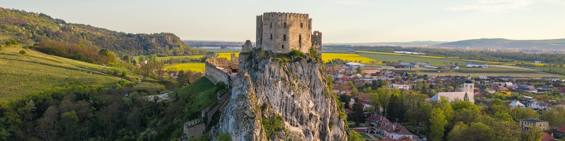 The castle stands on a hill on the left bank of the Vag river in the village of Betzkov
The castle was first mentioned in the chronicle of the XII century. In the 13th century, a stone castle was built on the site of the original wooden castle. In the XIV-XV centuries, the castle was rebuilt by the owners, the Stibor family, one of the most influential families of Hungary. In the XVI century, due to the constant danger of Turkish raids, the fortifications of the castle were strengthened. In the XVII century, the castle lost its significance. In 1727, a fire broke out and the castle was abandoned by the owners.