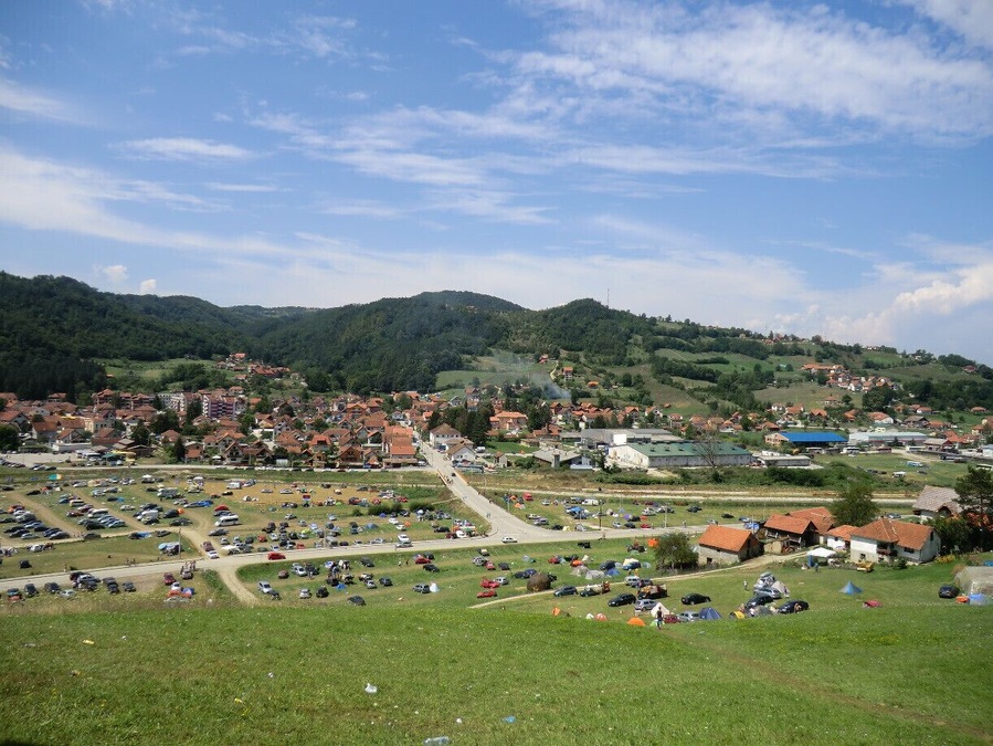 View of Guča from a hill.
This small Serbian village hosts a joyful trumpet festival at the beginning of August. Brass bands are playing day and night throughout the city. Although there were many people, there was a lot of space to move freely and dance cheerfully.
Guča can be reached by bus from čačak (1h, 200dinars, 1 bus per hour during the festival). There are many possibilities to camp around the city (Brass Town is the official campsite) and there is also a public swimming pool.
#festival