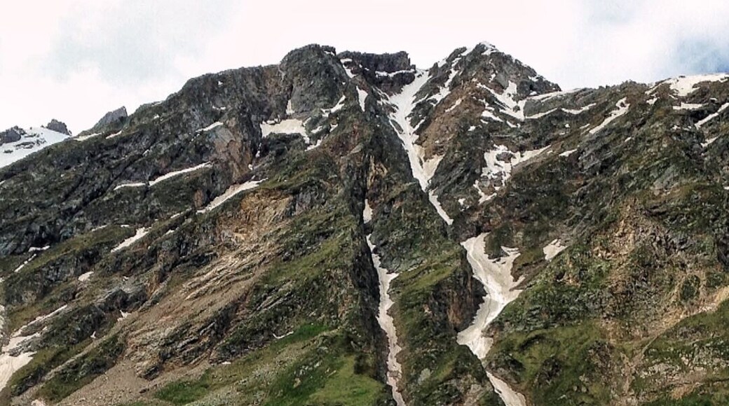 There's plenty of stunning mountain views with green meadows, hikes to waterfalls, and ice blue rivers in the city of Arkhys in Russia's Caucasus Mountains
#Nature #escapeitall #mountains #meadows #hikes #waterfalls #rivers