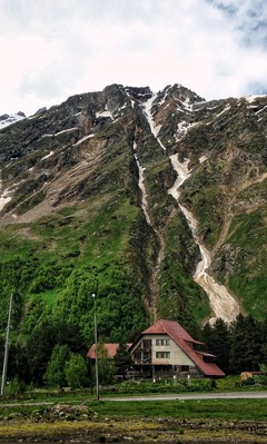 There's plenty of stunning mountain views with green meadows, hikes to waterfalls, and ice blue rivers in the city of Arkhys in Russia's Caucasus Mountains
#Nature #escapeitall #mountains #meadows #hikes #waterfalls #rivers