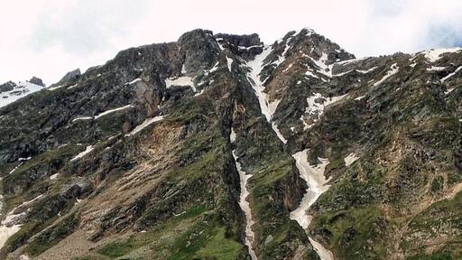 There's plenty of stunning mountain views with green meadows, hikes to waterfalls, and ice blue rivers in the city of Arkhys in Russia's Caucasus Mountains
#Nature #escapeitall #mountains #meadows #hikes #waterfalls #rivers