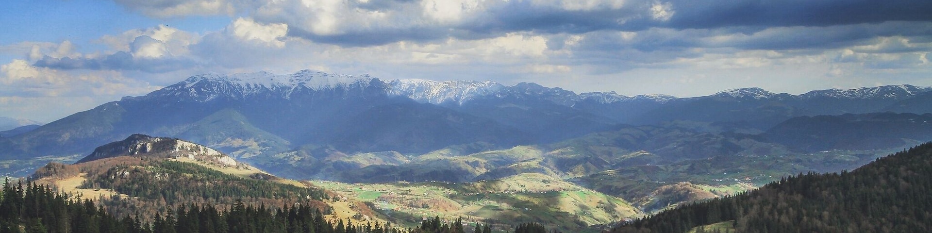 The view coming down the mountain is just as spectacular as it was going up. Hiked 5900+ feet (1800 meters) and worth every step.
#travel #hiking #romania #transylvania #piatracraiuluimountains #colorful #mountains