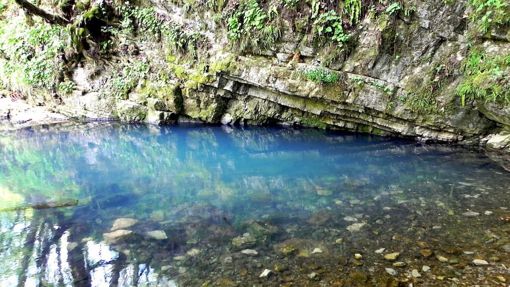 Izbandis Spring - the blue part you're seeing has a 6-meter sudden drop. Read more about it here: http://wp.me/p1hz24-Il
#hiking #waterlust