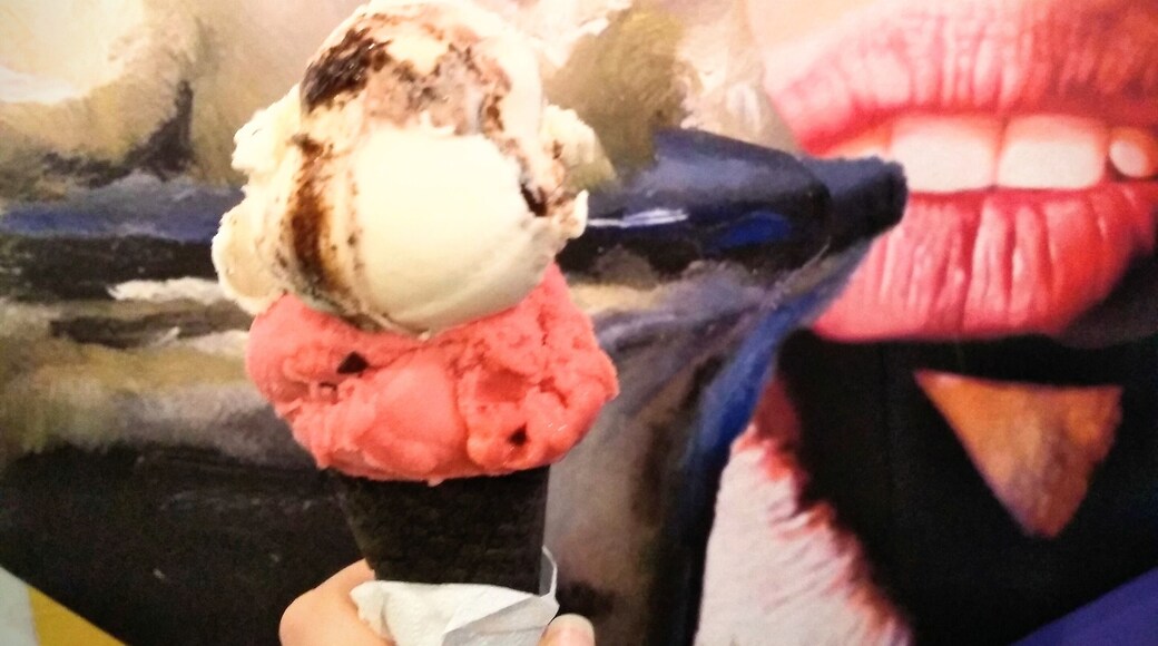 Best gelato in Onesti (I travel here pretty often, being my boyfriend's home town). #Colorful place, with a nice vibe. All their ingredients and machines are brought over from Italy.
#delicious