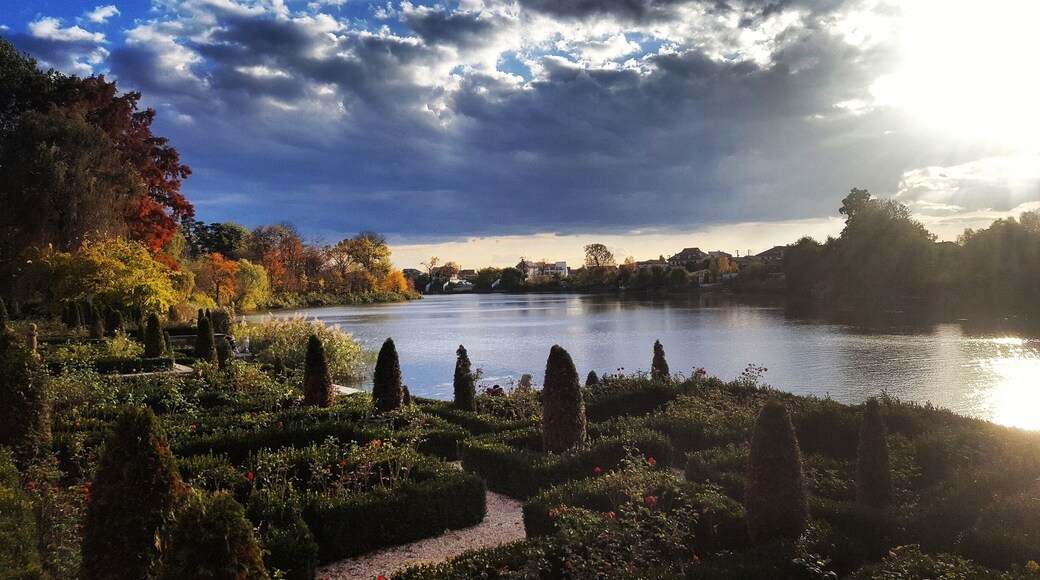 Autumn at the palace.
Mogosoaia Palace is near Bucharest, Romania