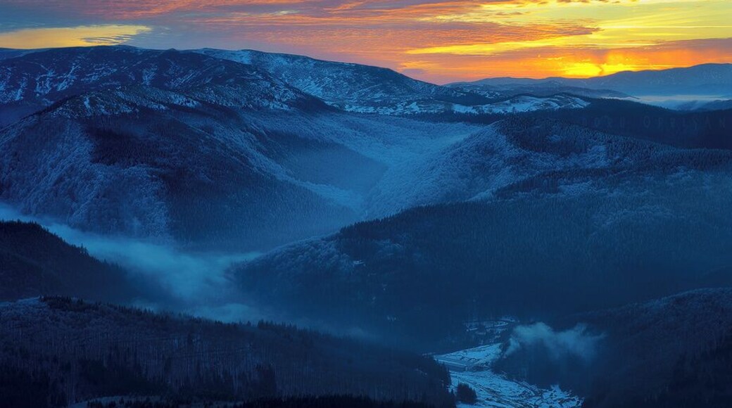 The first sunset of 2014, Ciucas Mountains, near Brasov. There are minibuses linking Brasov and Bucharest, that pass through Cheia, on DN1A, instead of taking the shorter route, DN1.
www.doruoprisan.com