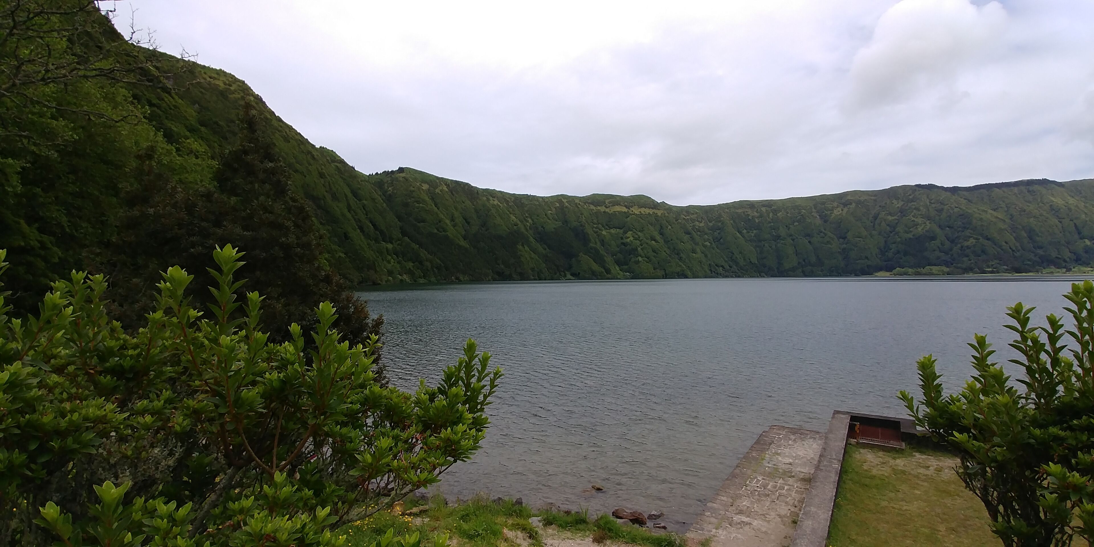 What a beautiful veiw,  and what a peace on Earth being in the Lagoa das Sete Cidades blue and green lakes.