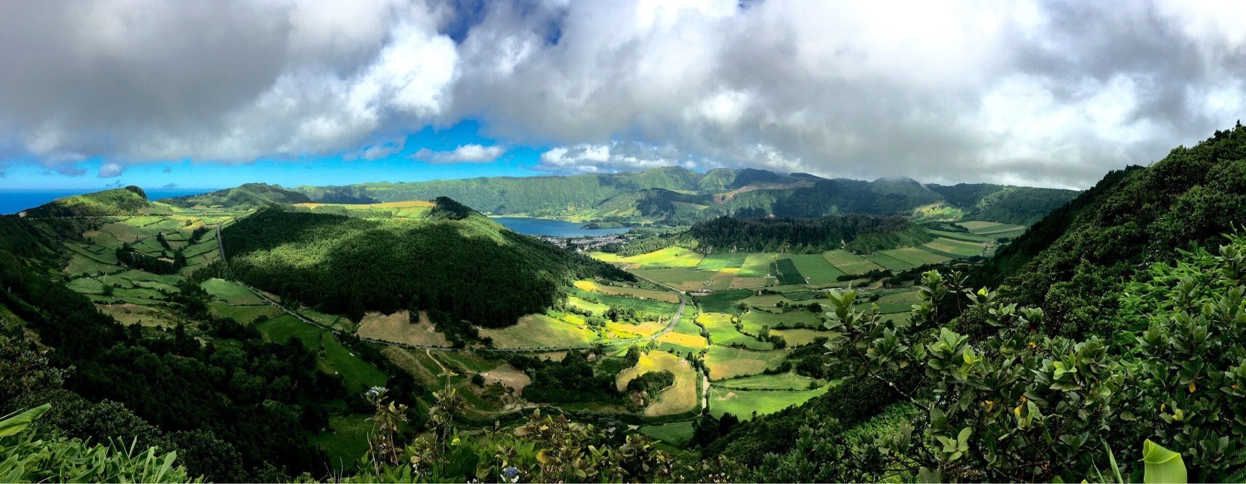Açores -
Ilha de São Miguel.

In a volcano crater, you find the Lagoa das Sete Cidades (Lagoon of the Seven Cities).
Before reaching the lagoon, you'll observer the King's View, and hold your breath...

Azores - St. Miguel Island - Portugal