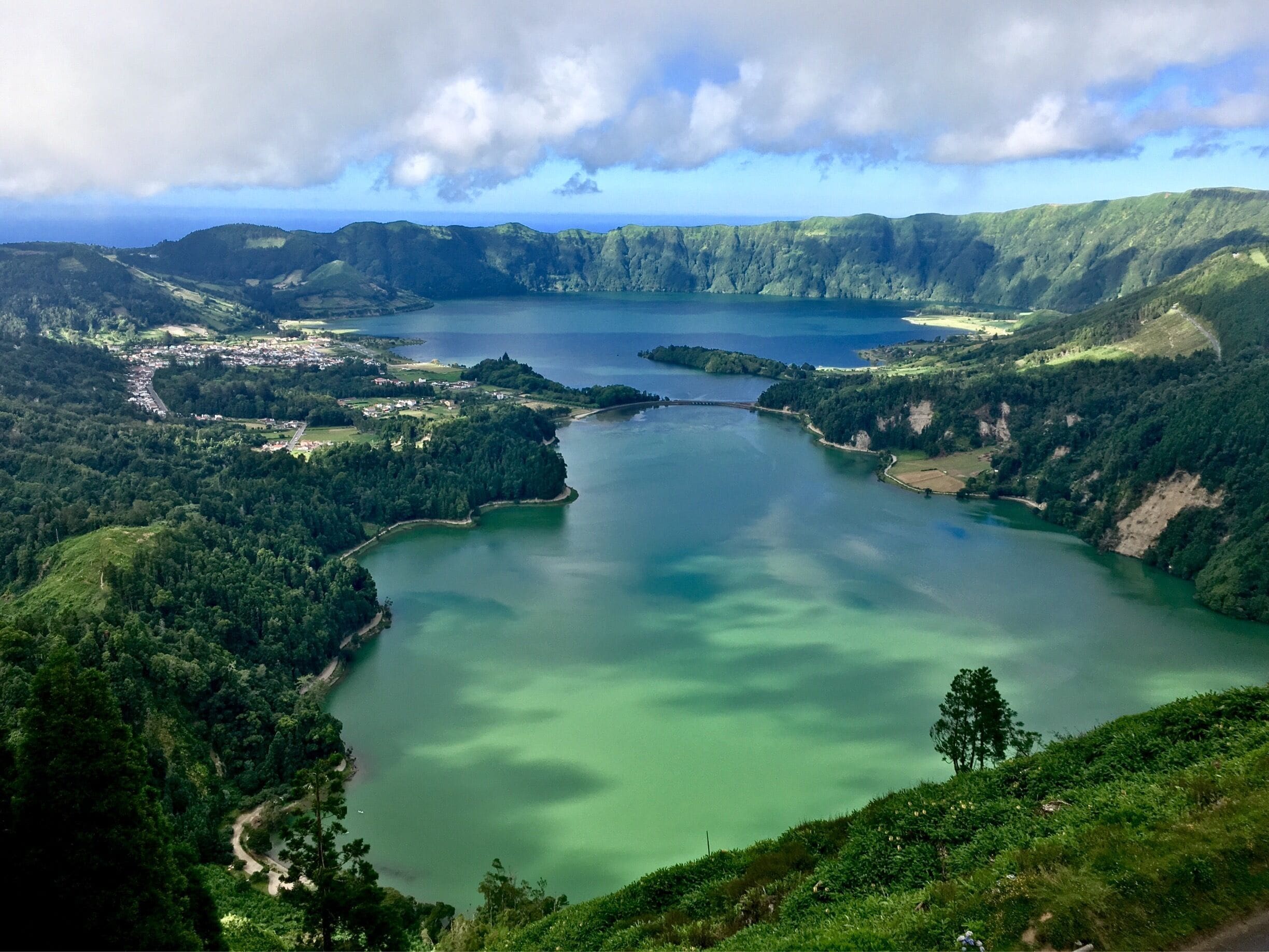 Açores -
Ilha de São Miguel.

In a volcano crater, you find the Lagoa das Sete Cidades (Lagoon of the Seven Cities).
Before reaching the lagoon, you'll observer the King's View, and hold your breath...
#BeachTips

Azores - St. Miguel Island - Portugal