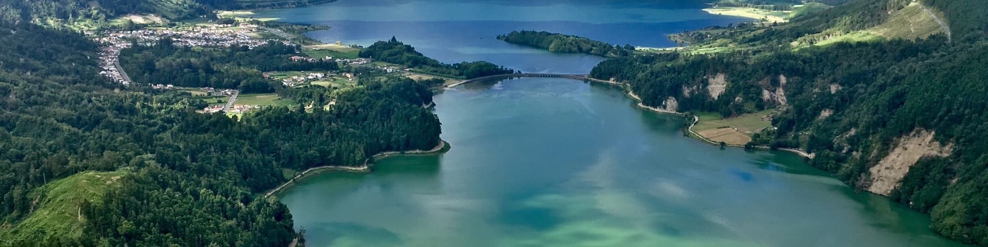 Açores -
Ilha de SĂŁo Miguel.
In a volcano crater, you find the Lagoa das Sete Cidades (Lagoon of the Seven Cities).
Before reaching the lagoon, you'll observer the King's View, and hold your breath...
#BeachTips
Azores - St. Miguel Island - Portugal