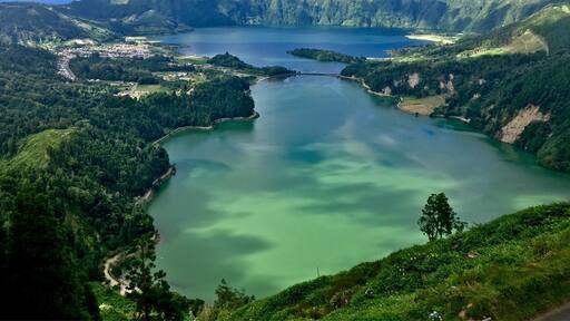 Açores -
Ilha de São Miguel.
In a volcano crater, you find the Lagoa das Sete Cidades (Lagoon of the Seven Cities).
Before reaching the lagoon, you'll observer the King's View, and hold your breath...
#BeachTips
Azores - St. Miguel Island - Portugal