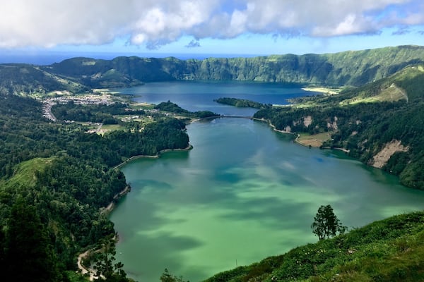 Açores -
Ilha de São Miguel.
In a volcano crater, you find the Lagoa das Sete Cidades (Lagoon of the Seven Cities).
Before reaching the lagoon, you'll observer the King's View, and hold your breath...
#BeachTips
Azores - St. Miguel Island - Portugal