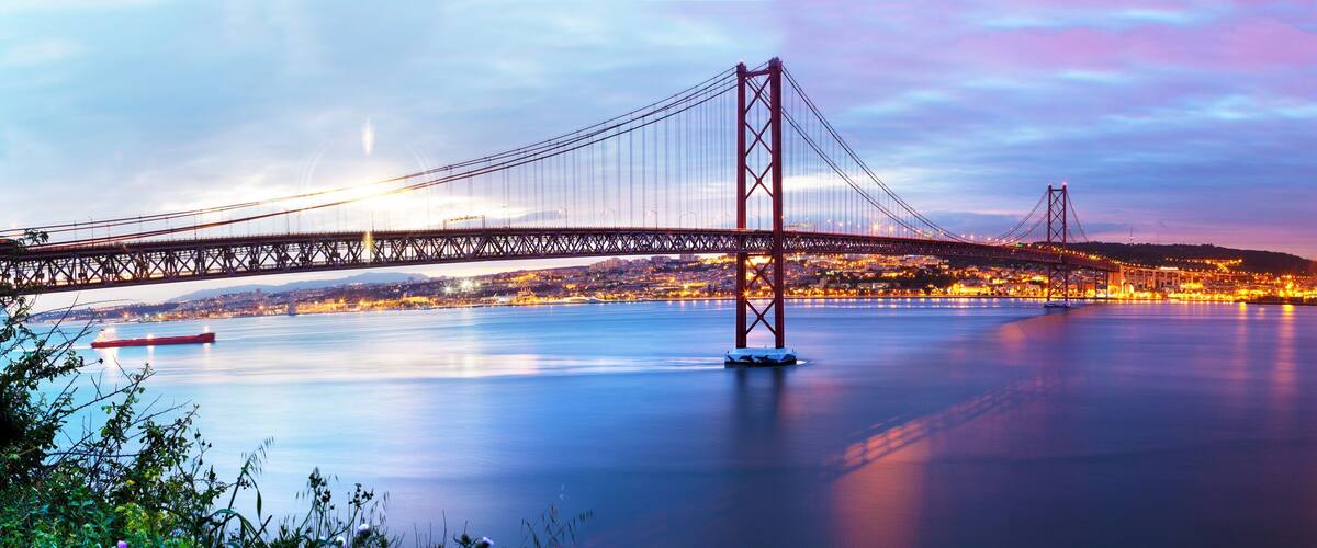 Fotografía panorámica de Puente de 25 de Abril sobre el rio Tajo en Lisboa,Portugal.