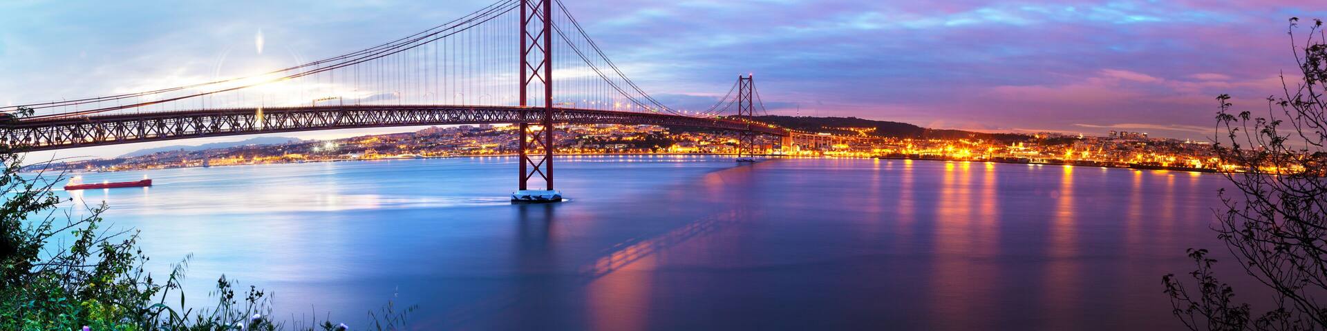 Fotografía panorámica de Puente de 25 de Abril sobre el rio Tajo en Lisboa,Portugal.
