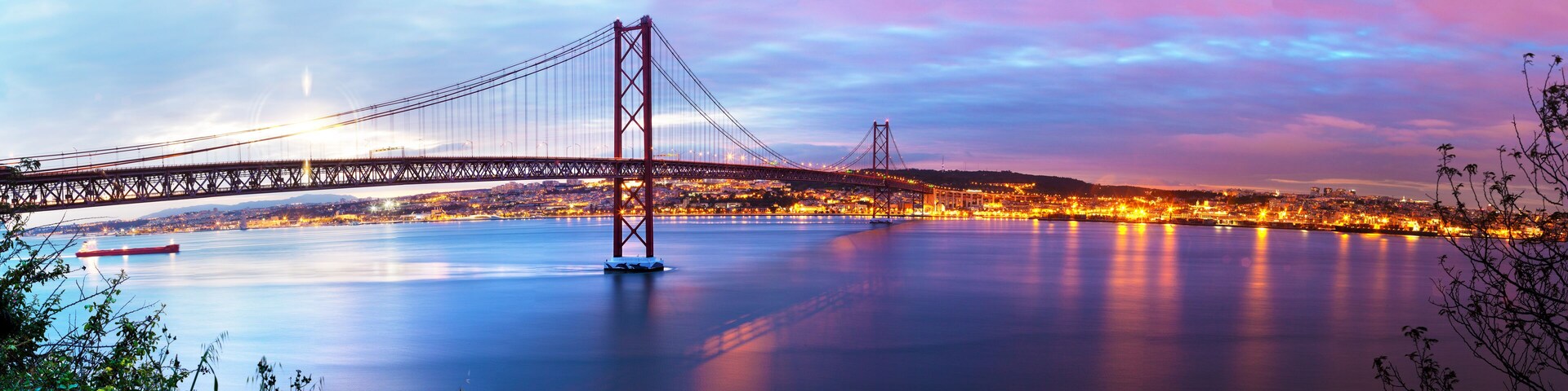 Fotografía panorámica de Puente de 25 de Abril sobre el rio Tajo en Lisboa,Portugal.