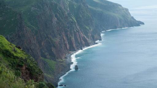 Right before trekking to the lighthouse, we found this view and stood watching the ocean for minutes in a row...
My favourite moment and spot on Madeira.
#waterlust
P.S. The highlights of exploring Madeira (in Romanian)--
https://bit.ly/2ygmh7C