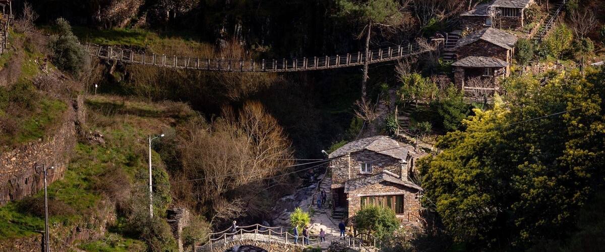 Straight out of a fairytale. What a lovely scenery for a Lord of the Rings kind of show.