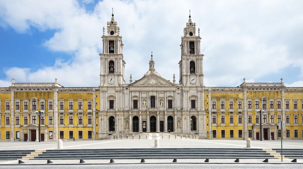 Un edificio histórico imponente con dos torres destacadas y una fachada central.