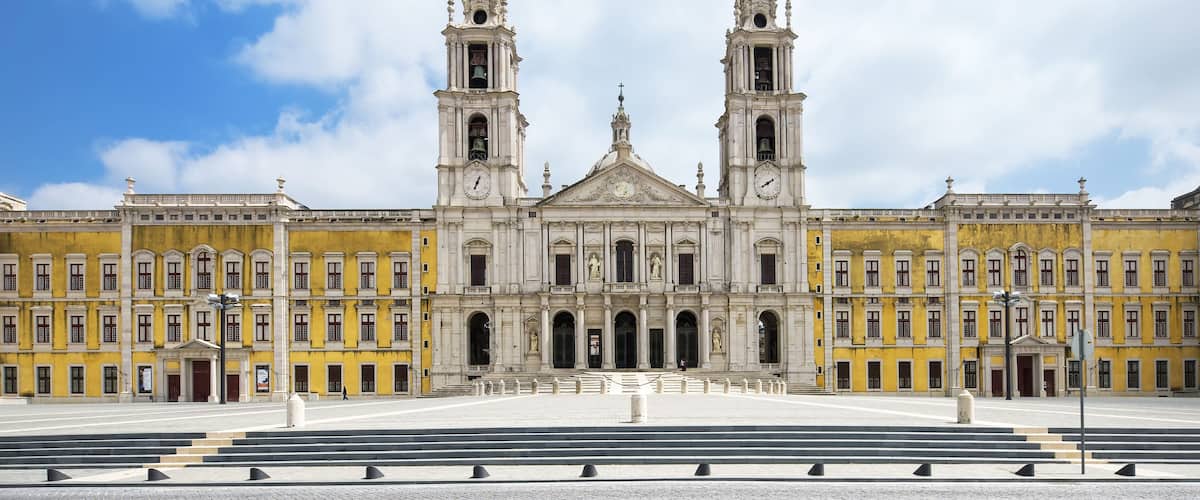 Un edificio histórico imponente con dos torres destacadas y una fachada central.