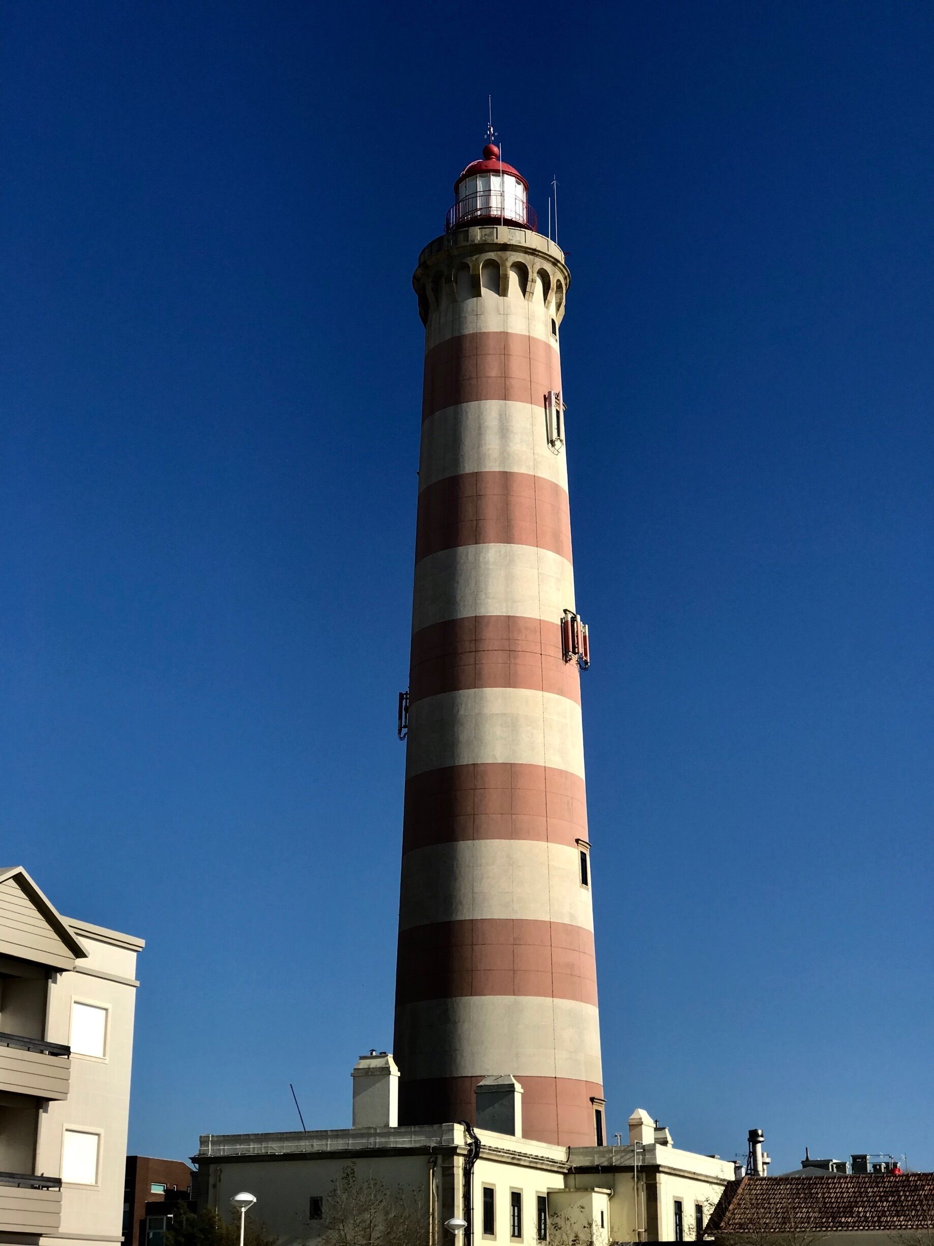 #farol #lighthouse

Farol bonito construído no final do século XIX. Tem mais de 60m de altura e é um marco da região de Ílhavo. É possível subir ao topo em determinados dias. É bom os interessados se informarem com antecedência. No entorno há boas opções de restaurantes. É comum se verem pescadores e banhistas na praia em frente do farol.