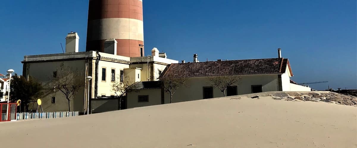 #farol #lighthouse
Farol bonito construĂdo no final do sĂ©culo XIX. Tem mais de 60m de altura e Ă© um marco da regiĂŁo de Ălhavo. Ă possĂvel subir ao topo em determinados dias. Ă bom os interessados se informarem com antecedĂȘncia. No entorno hĂĄ boas opçÔes de restaurantes. Ă comum se verem pescadores e banhistas na praia em frente do farol.