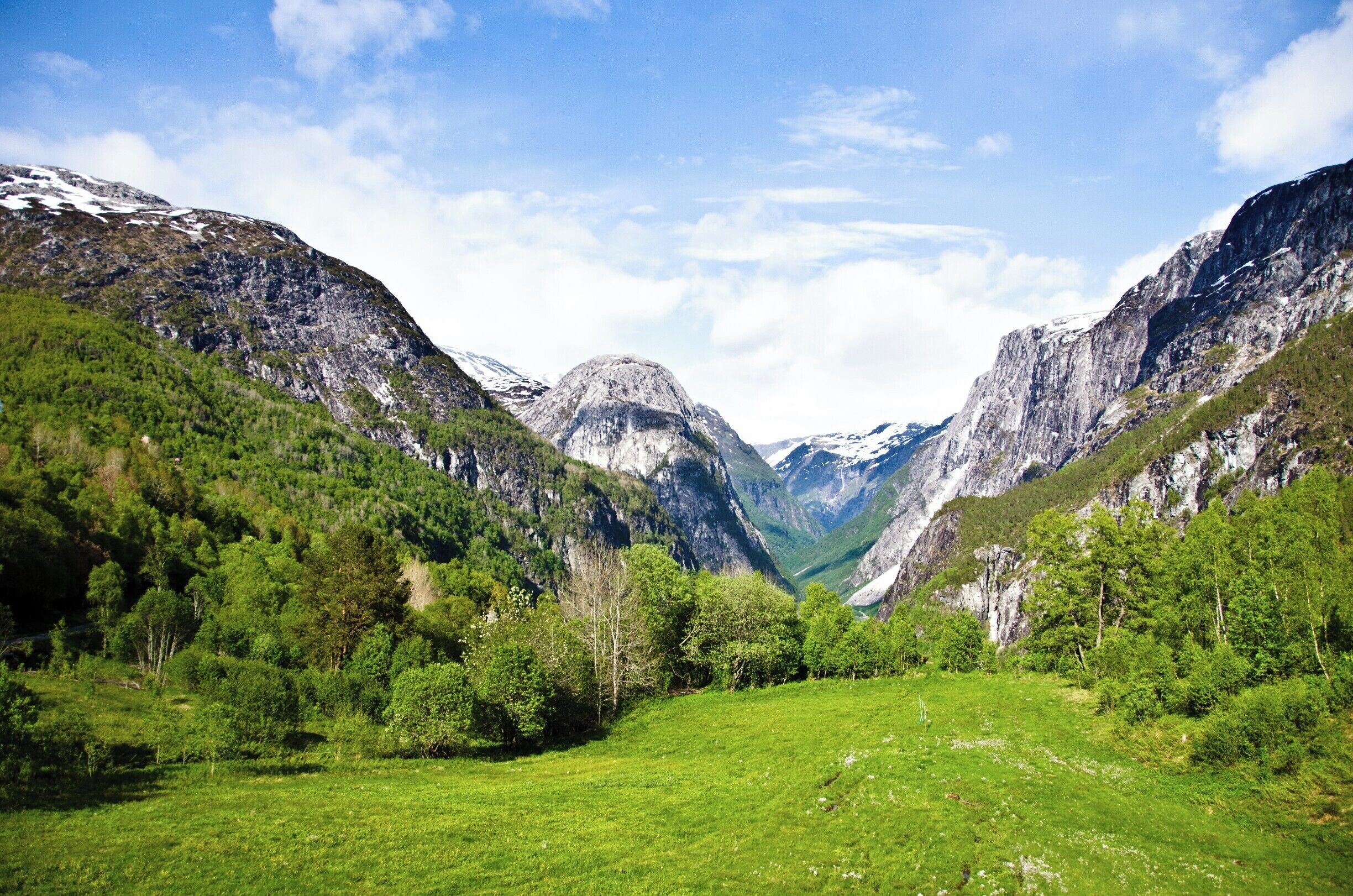 Some incredible scenery on a train/bus/fjord-cruise ride from Oslo to Bergen.
#Green #lifeatexpedia #GreatOutdoors #Nature