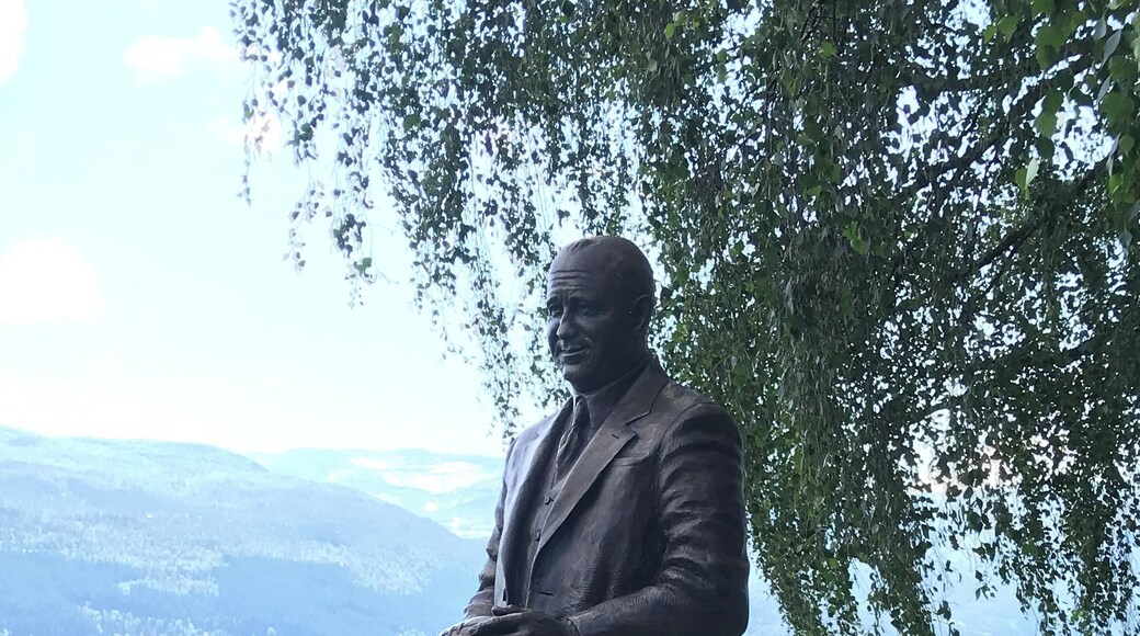 The next time you are in Voss, stop by to see Knute Rockne. Knute was born in Voss in 1888 and immigrated to the US in 1892. He died in a plane crash in 1931. 15 Evangervegen, Voss (60.628242, 6.407944)