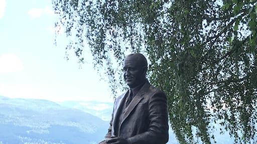 The next time you are in Voss, stop by to see Knute Rockne. Knute was born in Voss in 1888 and immigrated to the US in 1892. He died in a plane crash in 1931. 15 Evangervegen, Voss (60.628242, 6.407944)