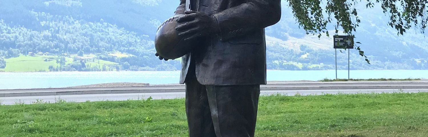 The next time you are in Voss, stop by to see Knute Rockne. Knute was born in Voss in 1888 and immigrated to the US in 1892. He died in a plane crash in 1931. 15 Evangervegen, Voss (60.628242, 6.407944)