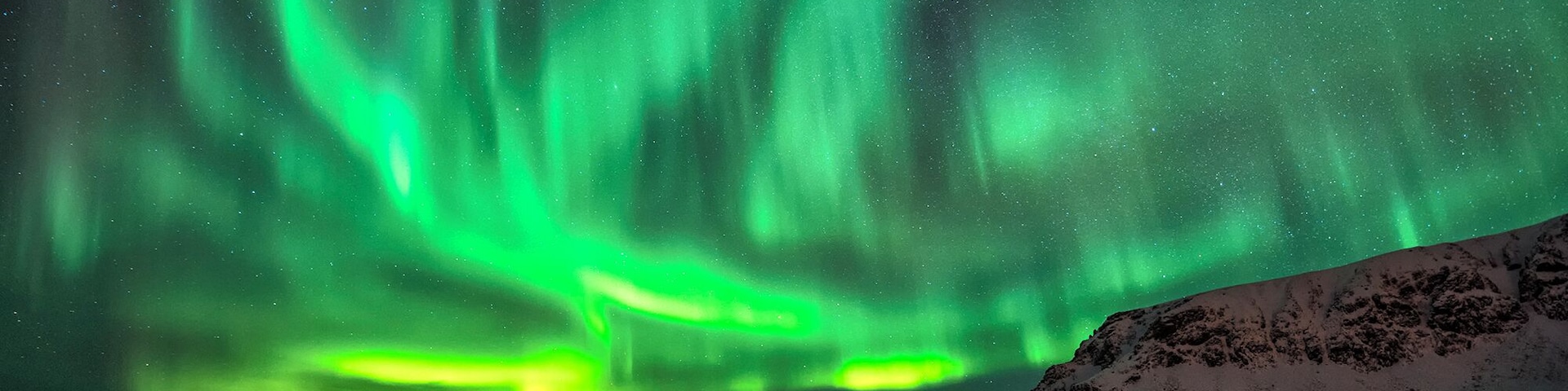This tiny surfing village in Norway has a population of 15. Surfers flock from all over the world to surf in this perfect wave condition. It is cold but the hardy do not seem to mind. On this particular evening the sky erupted in #green. I braved the frigid water as it reflected back onto the beach. The tide was rising rapidly but I was mesmerized by the #green lights of the sky dancing over my head. I could see the Milky Way, it was a wonderful discovery. If you happen to be in Northern Norway, it is worth a visit. #greenphotos